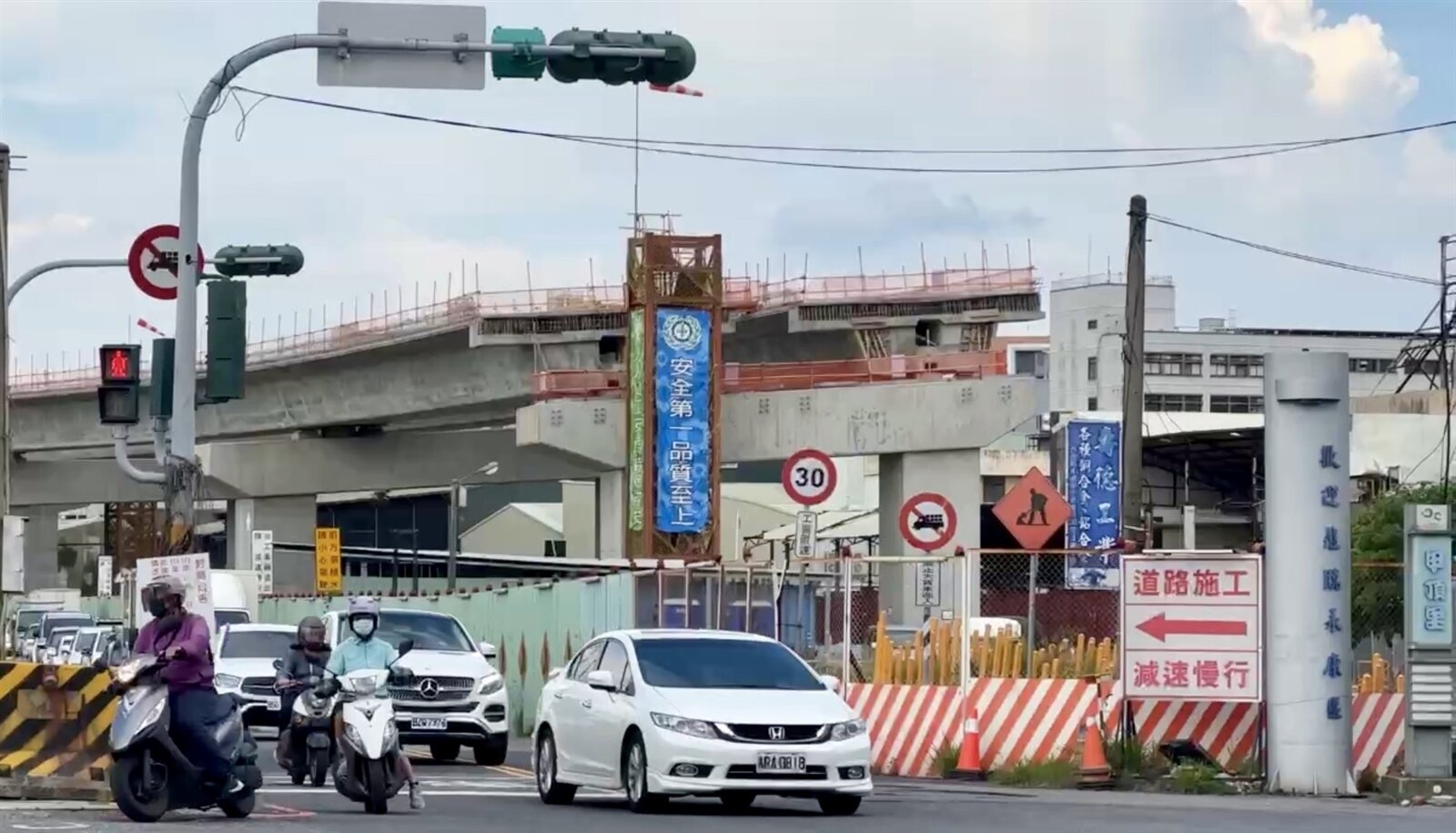 台南都會區北外環道路第4期路線被指中華路、中華北路沿線太緊臨民宅，圖為目前工程已進行到永康區甲頂里。記者萬于甄／攝影 