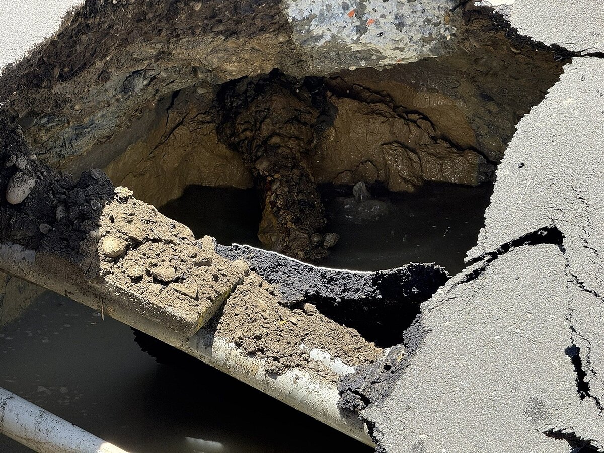 國民黨北市議員詹為元表示,目前初步判斷疑似是自來水管線破裂。圖/詹為元服務處提供