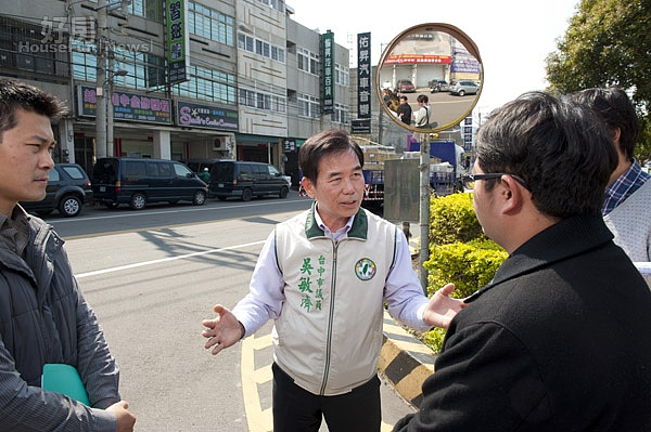 民代與市府交通局公運處、建設局交通工程科、道路養護科、區公所等單位，為民眾方便會勘大甲設公車牌地點。〔記者陳榮昌／攝〕