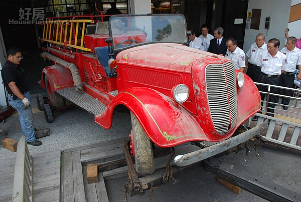 大甲區長蔡信豐於98年把警閉中的古董消防車破繭而出，大工程的交由消防第五大隊整修，迄今老輩人士有著想瞻仰、緬懷它的英姿的欲念而追問它之下落。〔記者陳榮昌／攝〕