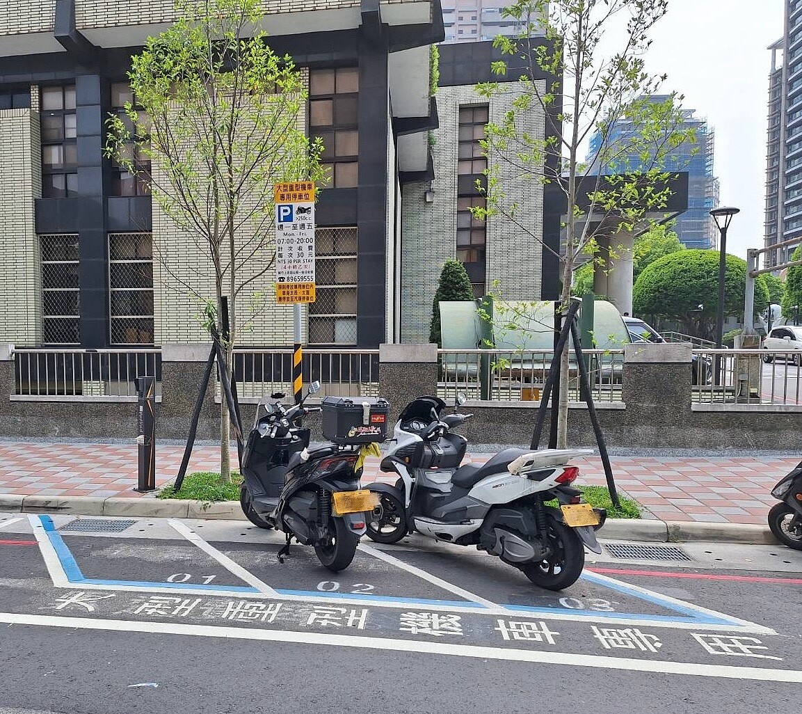 新北市現有大型重機專用格可供大型重機停放。圖/新北市交通局提供