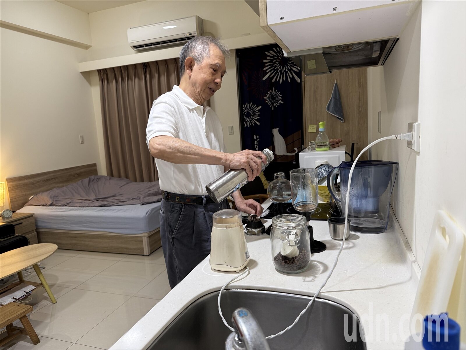 78歲的闕國棟每天早上都會幫自己煮咖啡,這套工具已經用了幾十年。記者張策/攝影