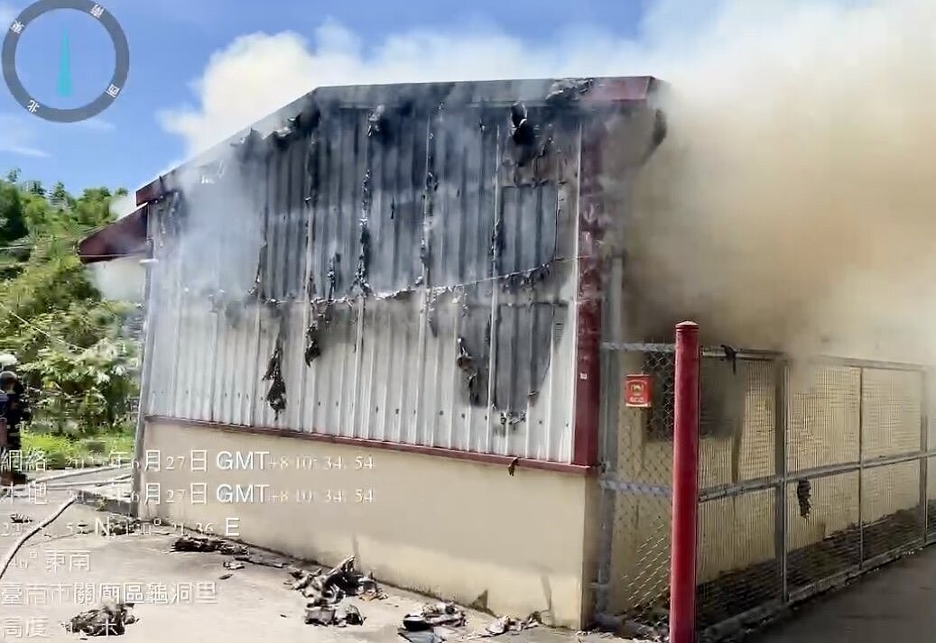 南高交界關廟中大街民宅起火，81歲租客遭濃煙嗆傷。圖／讀者提供