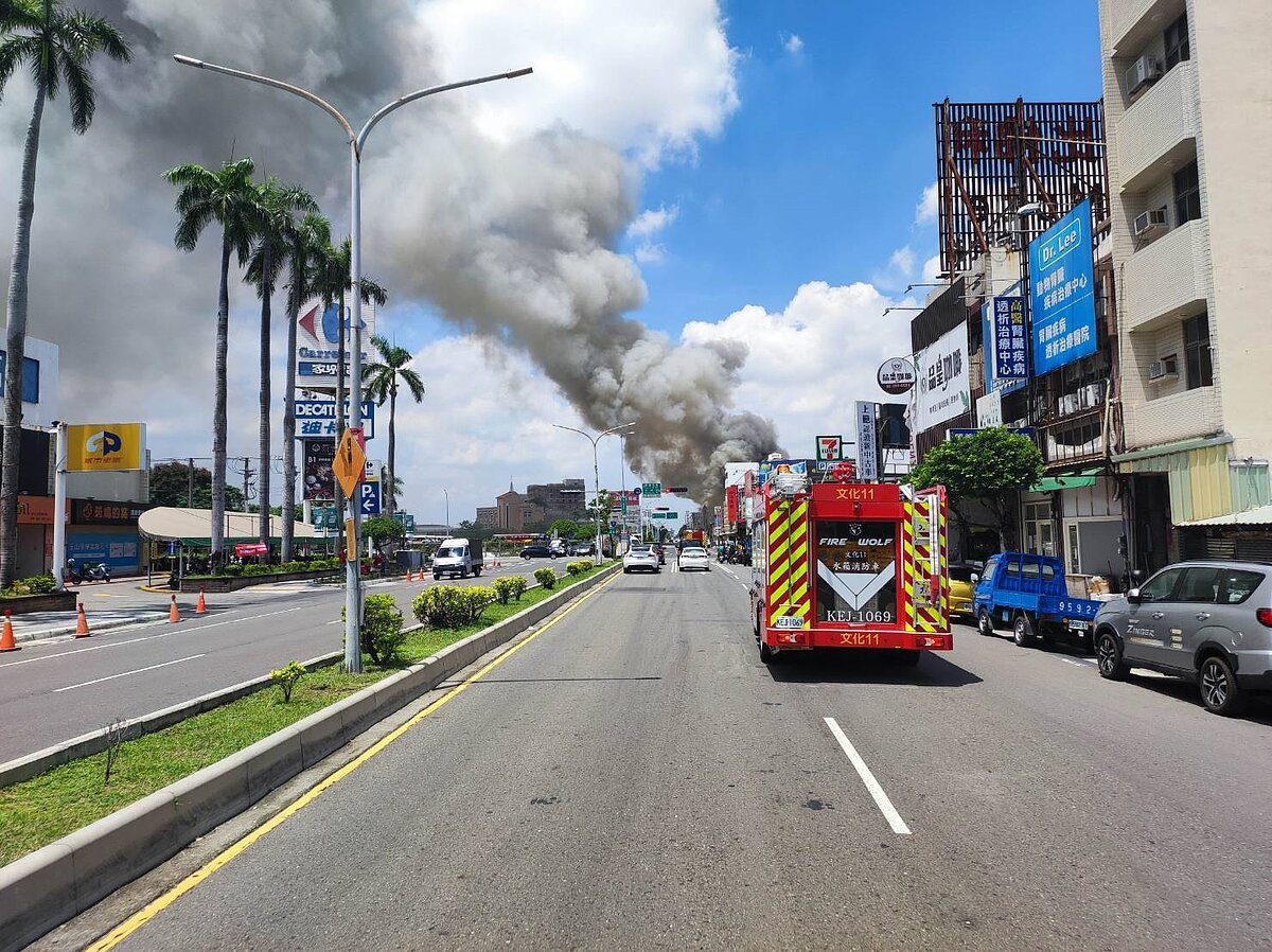 嘉義市博愛路2段1處車體鐵工廠,27日上午10時54分發生大火,烈日助長熊熊火焰悶燒,黑煙直竄天際,數公里外都看得到。圖/翻攝畫面