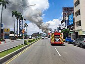 嘉義市鐵工廠大火濃煙竄天！幾公里外看得到…險波及瓦斯桶及鋼瓶氣體