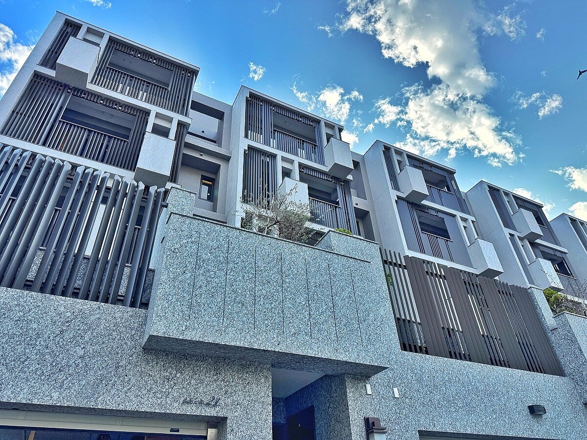 2025建築園冶獎高雄透天得獎名單出爐,明璟建設「明璟築印18-墅沐」、龍邑建設「龍邑峰雲」等4案獲獎,當中「上揚誠」另獲得智慧建築特別獎,「奎隆臻品S」獲人文美學特別獎。圖/高雄市建築經營協會提供