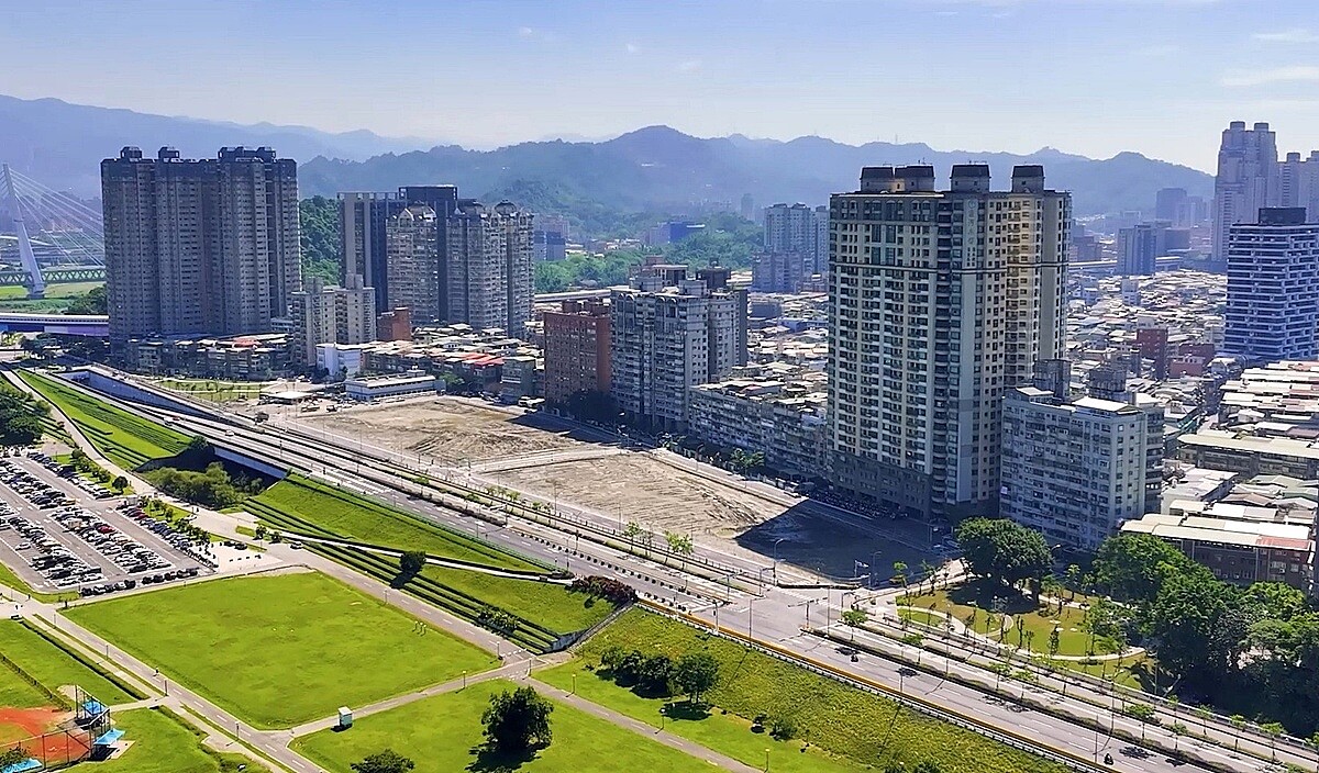 新北中和秀朗橋北側區段徵收開發工程已完工,王則人理事長表示,不僅是地景的改變,更是城市租住格局的翻轉。圖/新北市政府提供