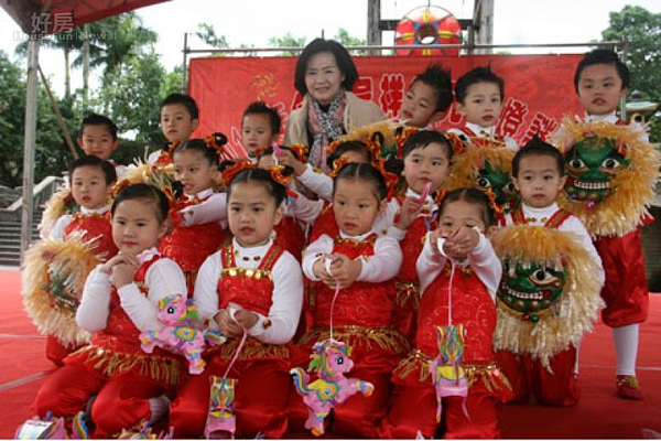 羅東鎮長林姿妙與幼兒園小朋友為元宵節燈謎晚會暖身。〔圖／記者張志豪攝〕