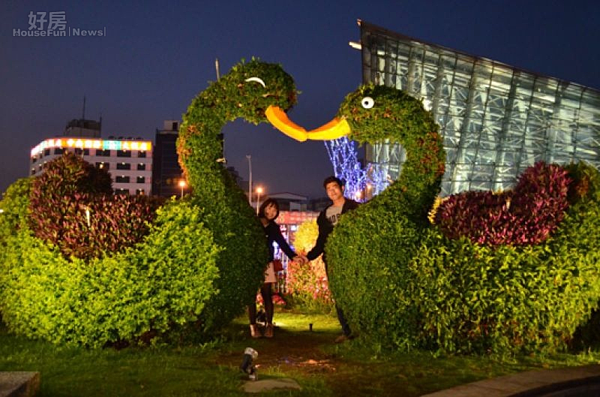 捷運美麗島站4號出入口的「幸福天鵝」,結合祈禱與愛情意象,成為情侶拍照與婚紗攝影新亮點。(圖/記者郭文君攝)
