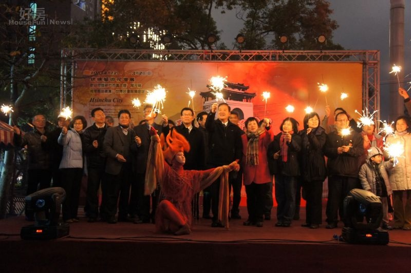 竹市元宵燈會晚間在新竹市東門城護城河畔正式點燈。(圖/房書勤攝)