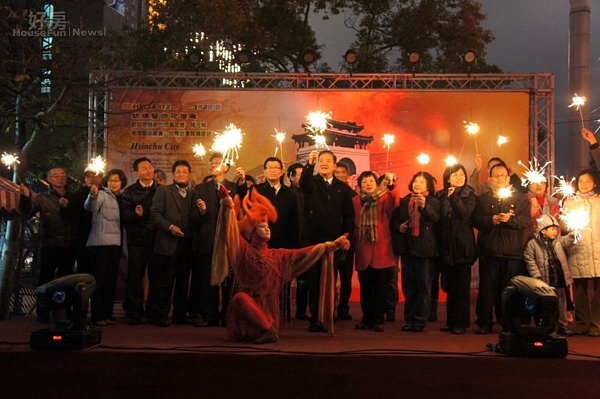 竹市元宵燈會晚間在新竹市東門城護城河畔正式點燈。（圖／房書勤攝）