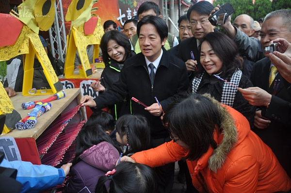 台南市長賴清德與小朋友共同裝蜂炮,他表示,所有蜂炮一律採用紙炮頭,市府會加強安檢及宣導。