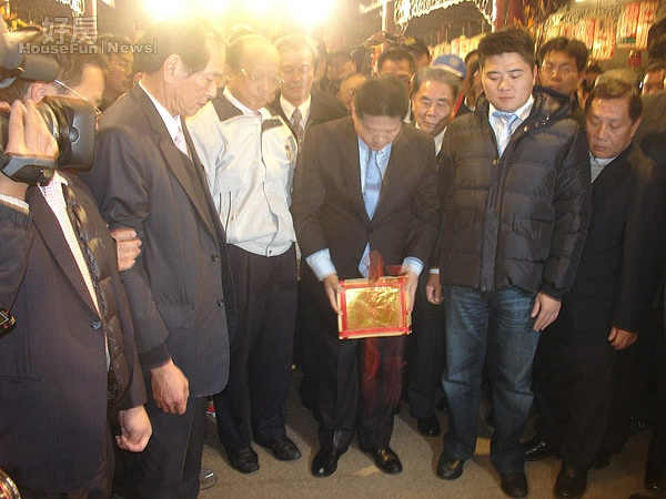 大甲鎮瀾宮副董長鄭銘坤於元宵夜擲杯筶定大甲媽祖九天八夜遶境進香日期,場面莊嚴隆重。〔記者陳榮昌/攝〕