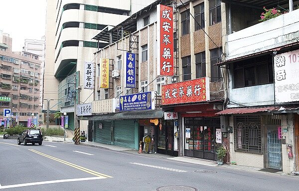 和周遭動輒每坪45萬元以上的房價相比，安坑地區仍然保有2字頭的低房價，圖為安康路一帶（圖／資料照片）