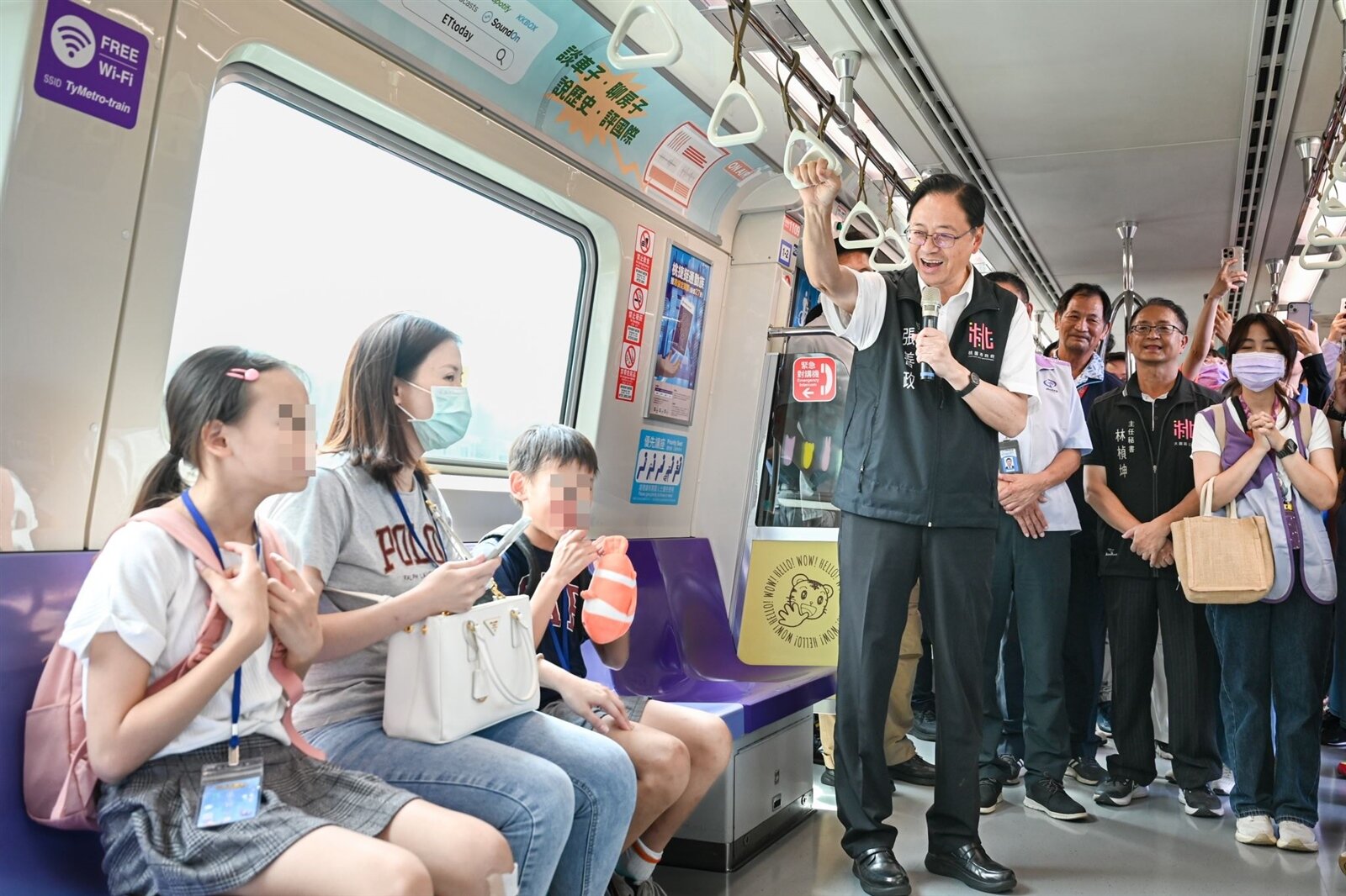 桃園市長張善政前往桃園機場捷運A17領航站及A21環北站,出席「巧虎有愛、桃捷無礙之旅」。圖:市府提供