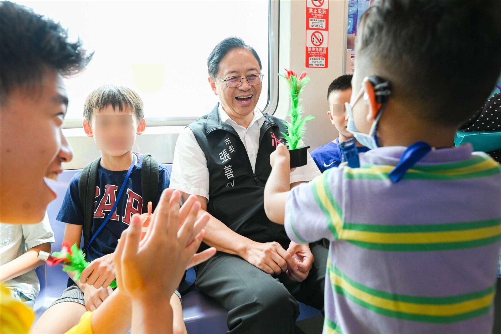 桃捷公司與社會局共同舉辦「巧虎有愛、桃捷無礙之旅」公益活動,邀請34位「桃園市關懷弱勢慈善協會」的小朋友及家人們一起搭乘巧虎彩繪列車。圖:市府提供