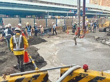 新北捷運環狀線新埔民生站地下道工程工地27日上午發現地下異常滲水,捷運局下午6時許完成搶修工程。(王揚傑攝)