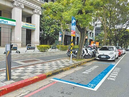 為因應網購、物流服務上下卸貨需求與日俱增,目前全新北市有5673處、共289.27公里黃線路段及530格貨車專用卸貨格位,供臨停接送及卸貨使用。(本報資料照片)