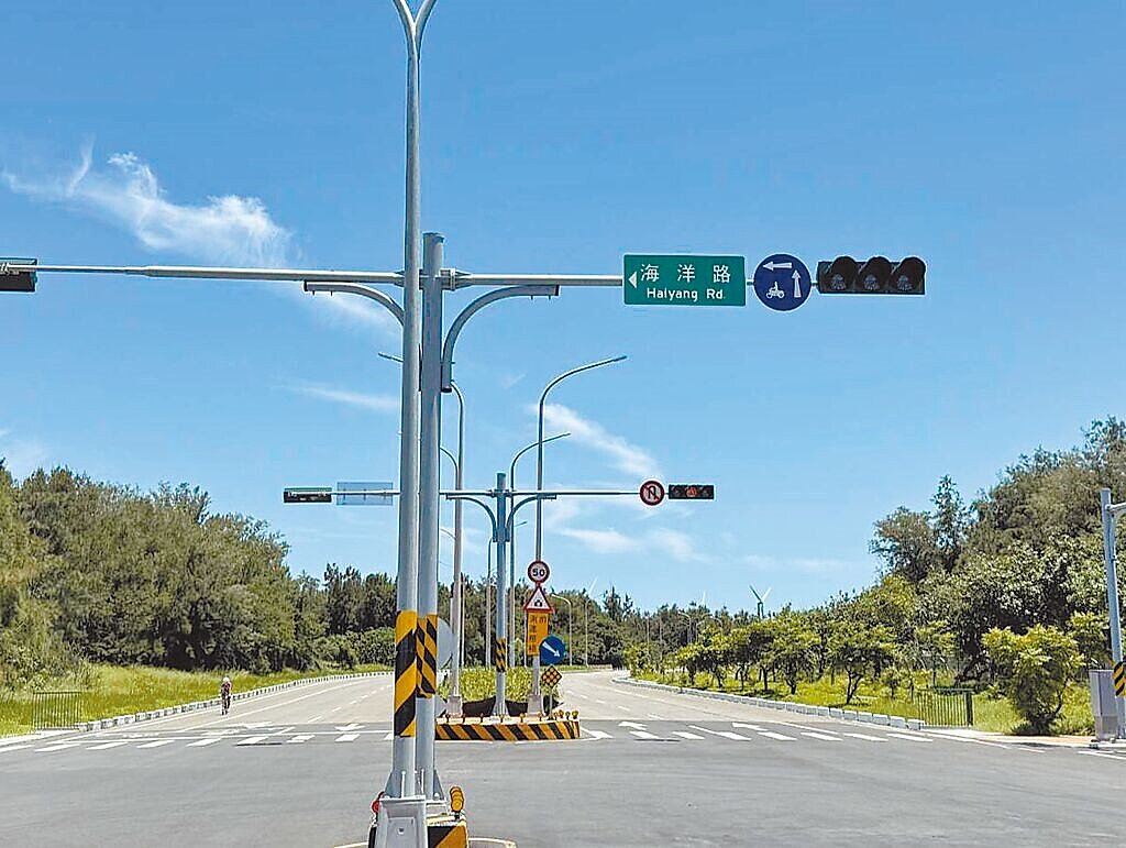 台中市觀旅局27日於台中市海洋生態博物館前舉行海洋路揭牌典禮,並宣示8月底將先試營運。圖/台中市議長張清照辦公室提供