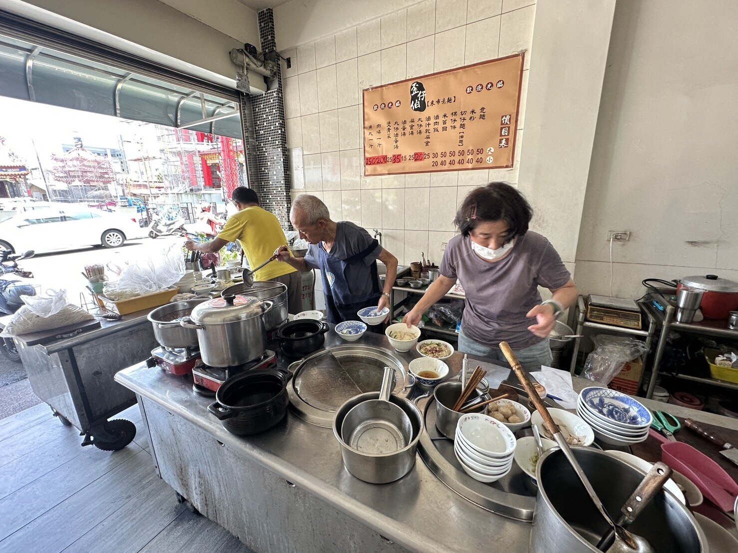 嘉義市九華山地藏庵對面小吃歪仔伯麵攤,昨天最後1天開賣,老客人不斷上門,老闆與家人共4人手腳忙不停,客人得知結束營業,感到不捨。記者魯永明/攝影