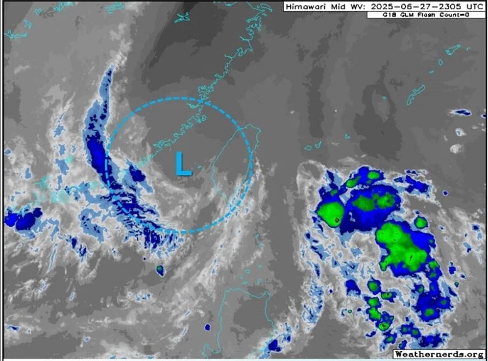 高空冷心低壓影響進入第3天,今天會逐漸減弱,並且往北移動,但是大氣仍不穩定,午後還是會有局部大雷雨發生的機會。圖/取自「天氣職人-吳聖宇」臉書粉專
