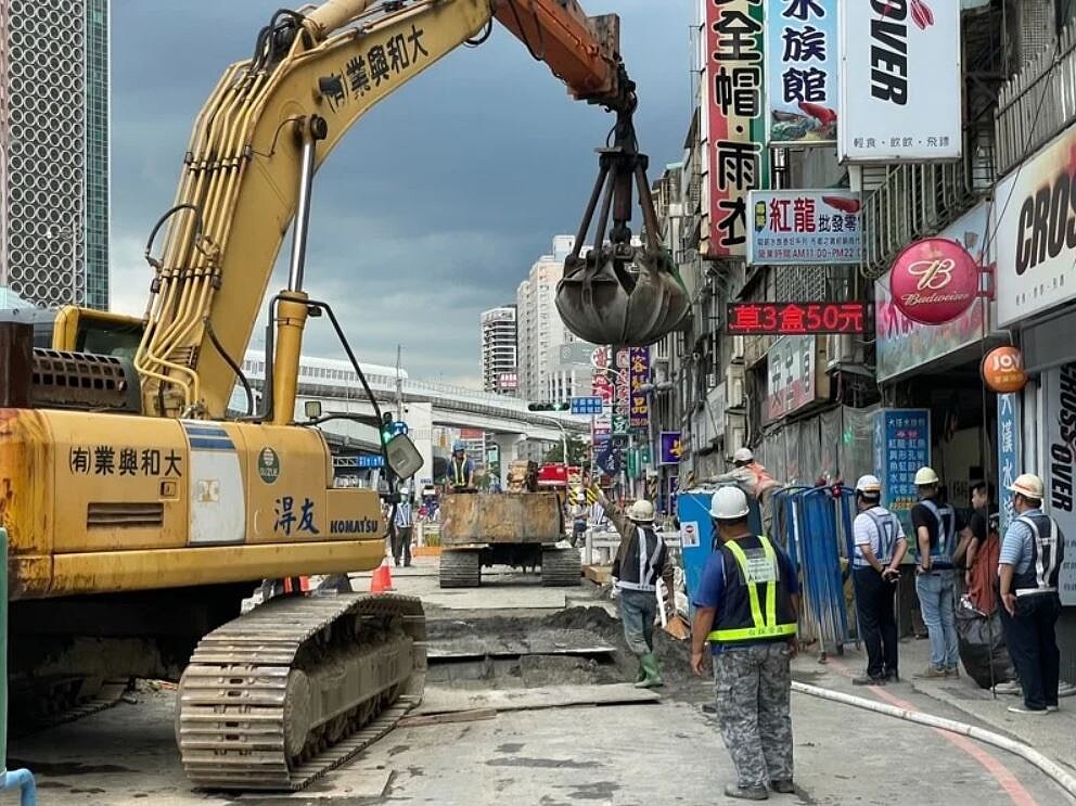板橋新埔民生地下道昨施工後開始滲水下陷,捷運局趕赴動緊急應變措施,先將開挖土方回填,並補灌混凝土。圖/市議員山田摩衣提供