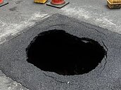 高雄六合夜市旁路面破大洞　市府急灌水泥防人車掉入洞