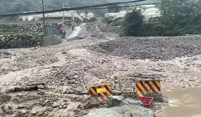 東埔溫泉區聯外要道投95線4.3公里處，野溪爆發土石流交通中斷。圖／田先生提供
