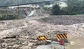 土石瞬間湧下！南投東埔溫泉聯外道中斷　民眾受困驚魂