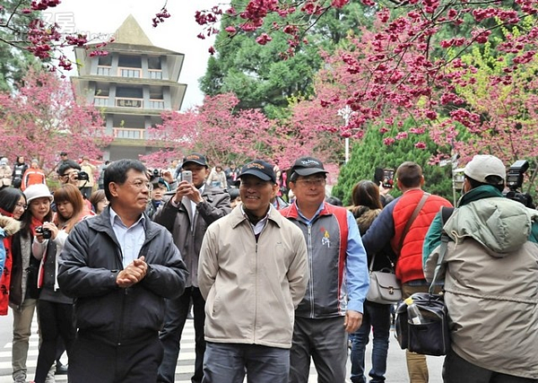 交通部長葉匡時趁參觀在南投的台灣燈會之便,到日月潭視察兼賞櫻行程。〈記者吳素珍攝〉
