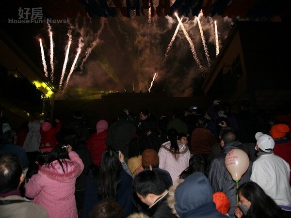 市長胡志強主持「煙火秀」，燦爛的火花相當吸晴，現場民眾爭相拍照。（記者黃玉鼎攝）