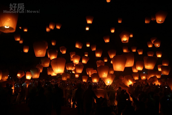 平溪天燈節最後一場「攜手團圓 愛戀飛升」祈福燈會,14日晚間在十分廣場施放。(圖/記者黃村杉攝)