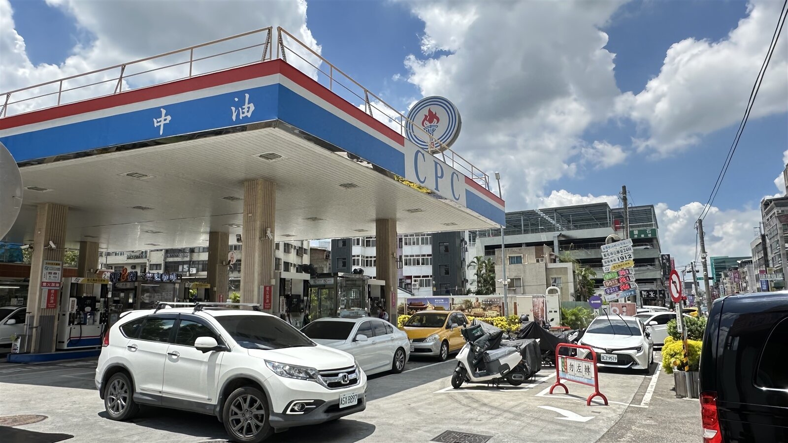 國內下周(6月30日零時起)汽油、柴油每公升各調漲0.4元,是本月漲幅最大的一次,駕駛人加油要快。記者劉明岩/攝影