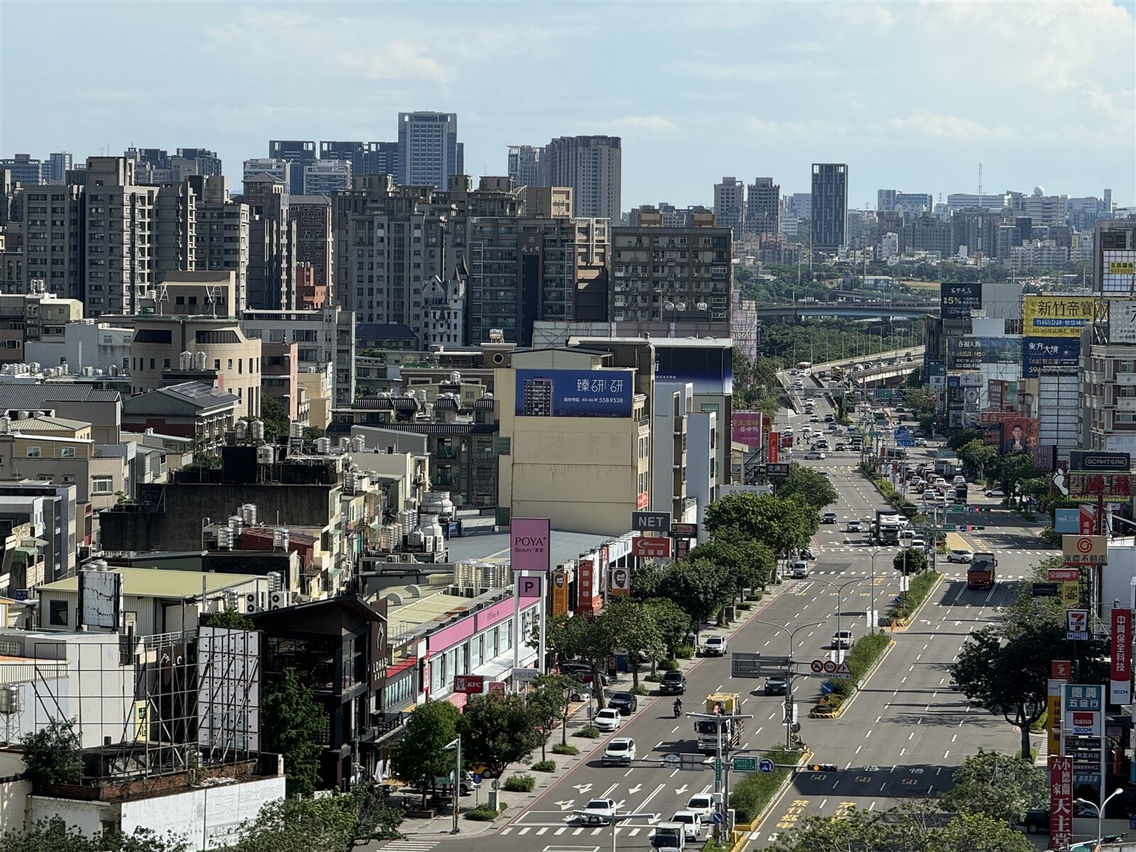 新竹鄭男買下市中心一筆土地後,發現上面蓋的房子早就出租多年,鄭男認為自己是新地主,就算房子不是他的,也應該依土地占比分租金。(圖為新竹街景,僅示意)記者黃羿馨/攝影