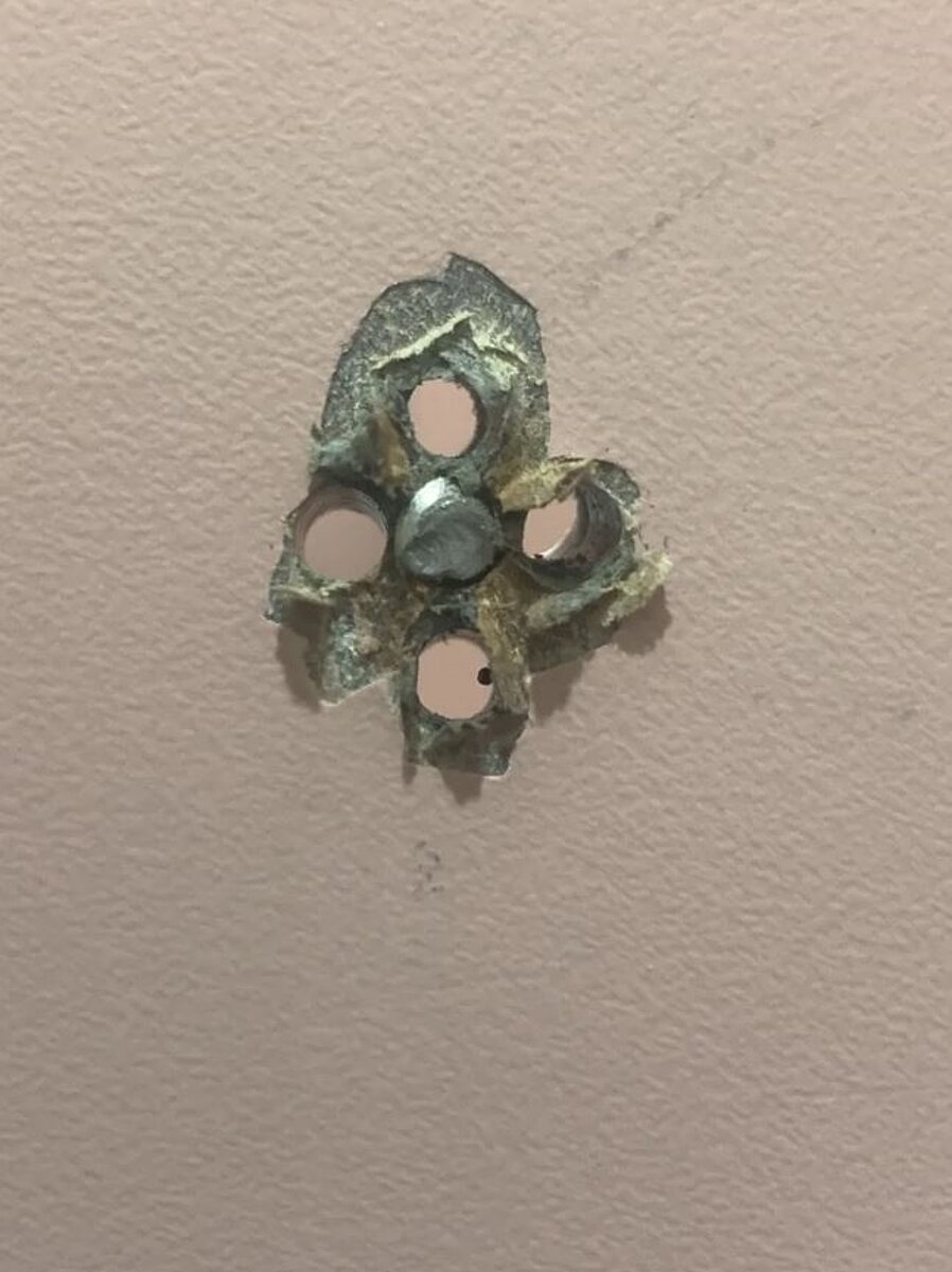 有民眾在社群平台質疑桃園國際機場女廁出現針孔攝影裝置，桃園國際機場公司表示，接獲訊息後隨即聯同航警局刑事警察大隊與保安警察大隊到場檢查，現場所見孔洞為過去掛勾遺留未補孔，並無偷拍裝置。圖／機場公司提供
