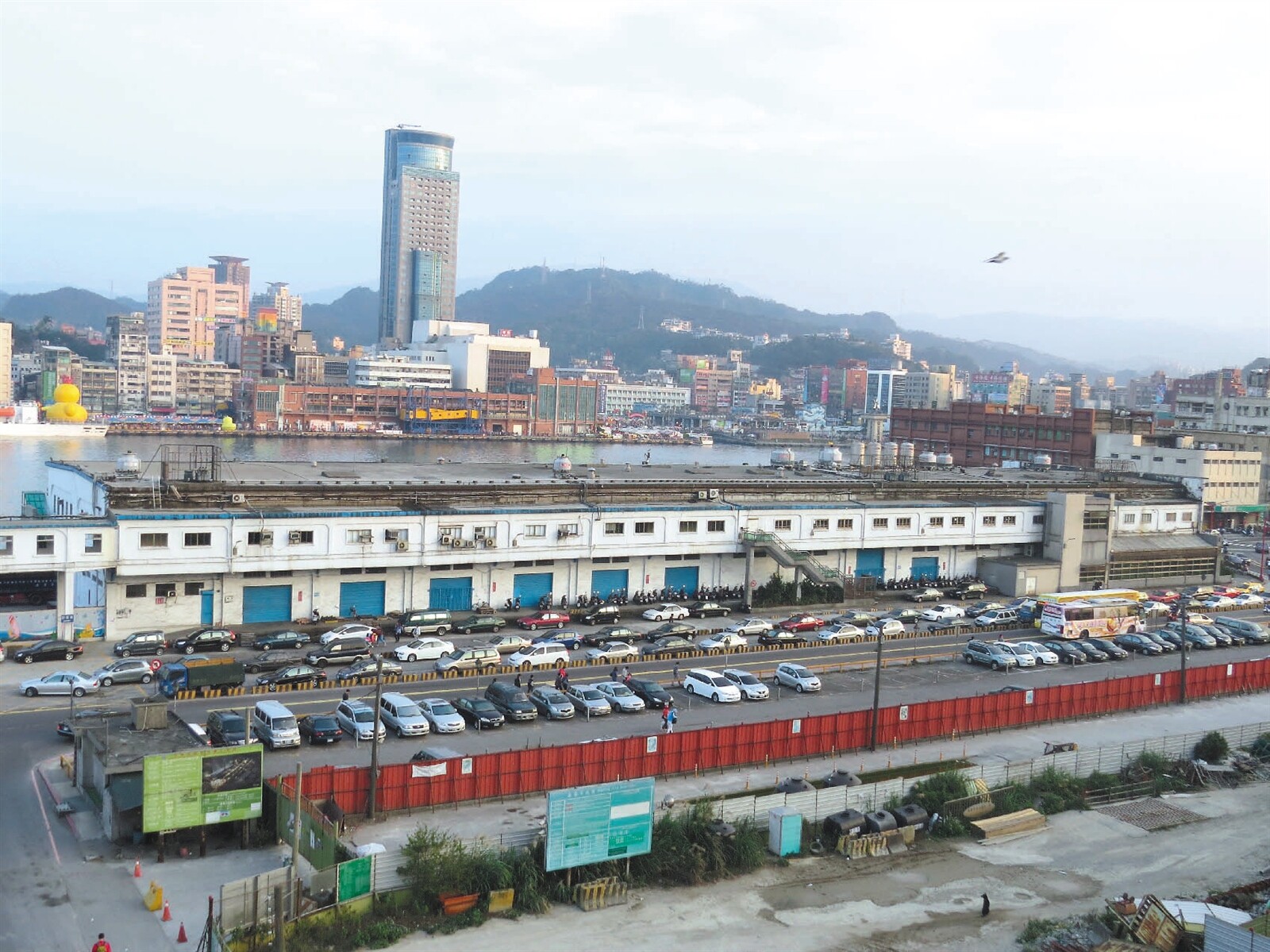 史學博士鮑曉鷗建議,西2、3碼頭倉庫應保留,作為歷史博物館。 記者許瀚分/攝影