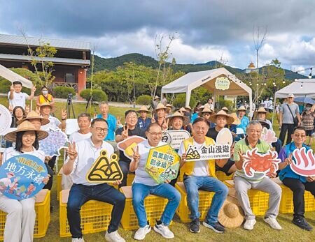 新北市長侯友宜(前排左三)28日出席「北海共販所」開幕暨「萬金夏夜光」暑期夜間活動開跑。圖/中國時報記者李育嫺攝