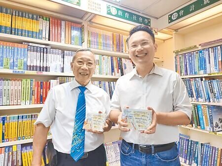 
桃園諾貝爾書城近日將熄燈，創辦人藍源德（左）28日下午主講「書店不打烊：從老地方到新角落」，分享一路走來心路歷程，圖右為桃園市副市長蘇俊賓。（賴佑維攝）
