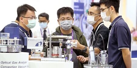 台灣整體職場薪資呈多元漲勢,至今年中,整體工作機會數118萬個、年增幅4%,其中科技與金融高薪產業年薪中位數突破90萬元。圖∕本報資料照片