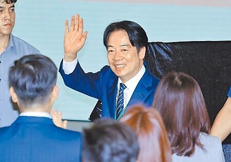 民進黨全代會以「更好的民主,更好的台灣」為主軸,身兼黨主席的賴清德總統(中)進入會場時向與會者揮手致意。(姚志平攝)