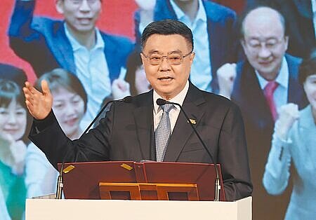 民進黨全代會28日在台北國際會議中心舉行,行政院長卓榮泰上台致詞。(姚志平攝)