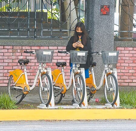 近5年來,六都學生騎自行車通學發生交通事故件數與受傷人數逐年增加。圖為學生租借公共自行車。(陳君瑋攝)
