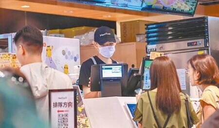 勞動部研究指出,控制其他變數以後,今年調整的最低工資不影響失業率,但卻讓今年元月的CPI上升0.0146%。(本報資料照片)