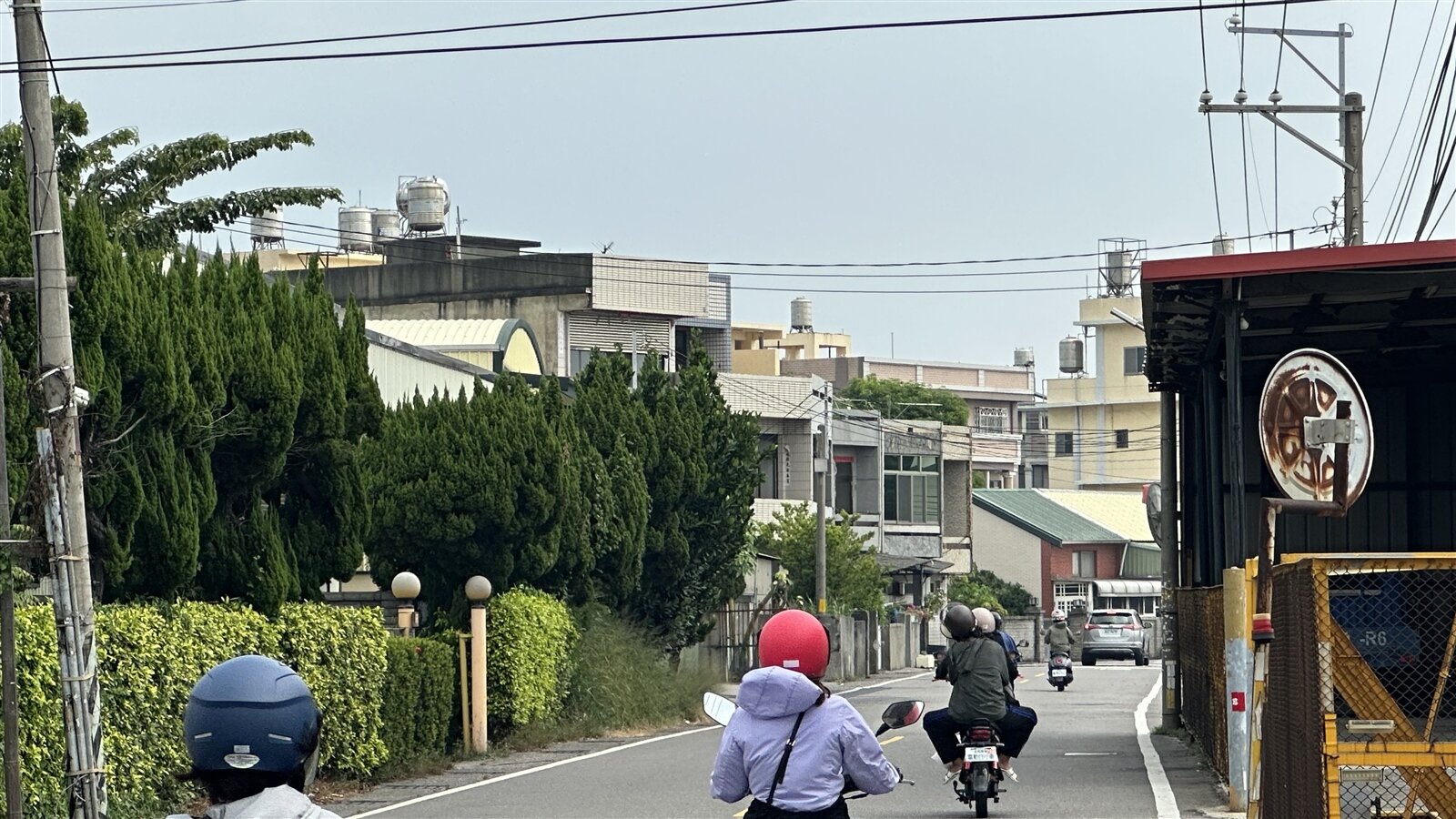 彰化縣和美鎮美寮路目前只有8公尺寬，將拓寬為13公尺，完工後，可以提升行車安全與順暢。本報資料照片 