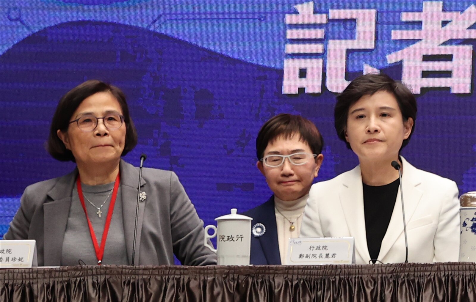 美國政府對等關稅的90天暫緩期將屆滿,經貿辦表示,行政院副院長鄭麗君(右)、談判代表楊珍妮(左)持續與美磋商中。(記者許正宏/攝影)