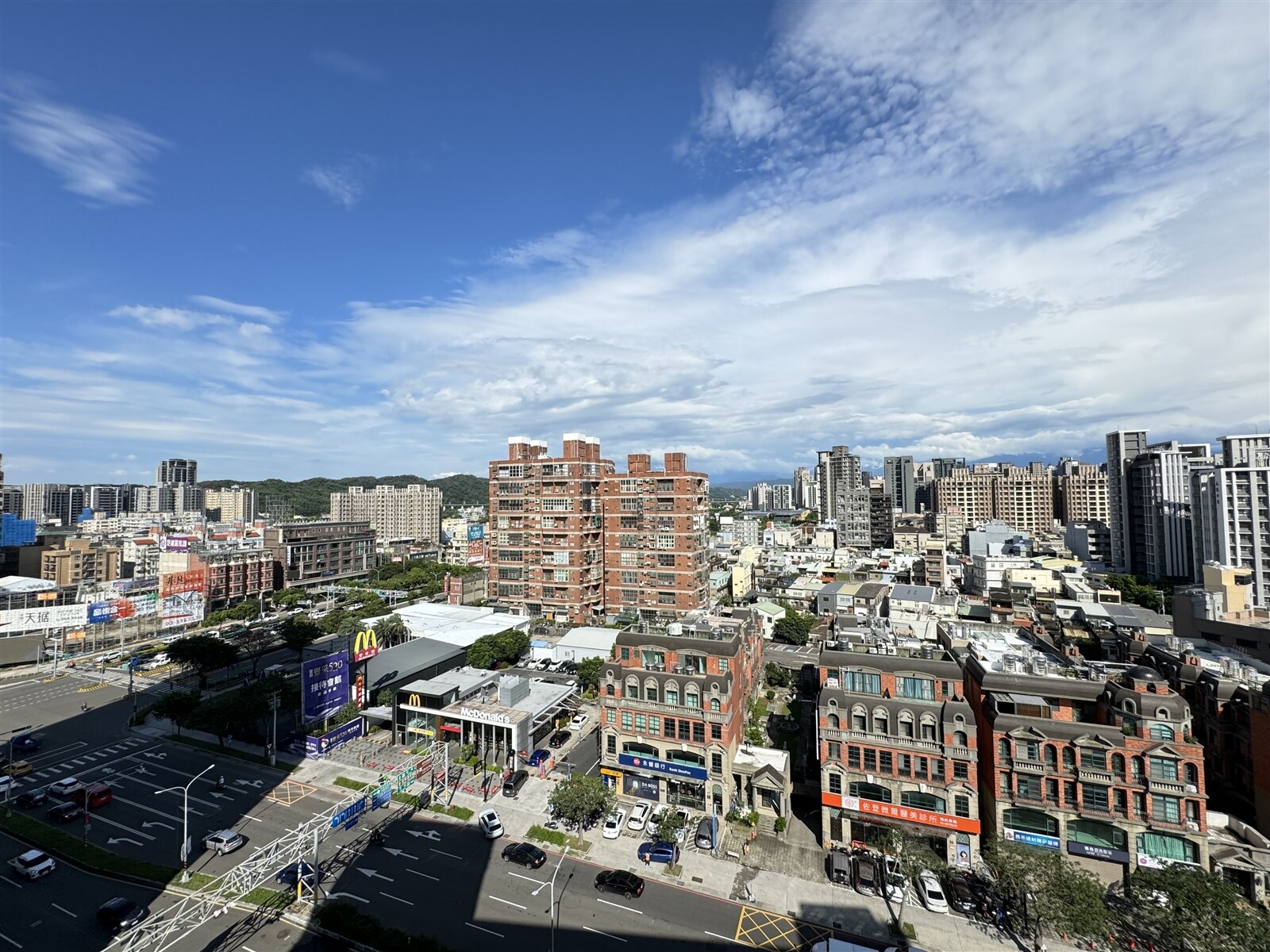 新竹陳男受僱於保全公司,卻於擔任竹北市某豪宅社區總幹事期間,涉嫌偽造住戶簽名、虛構工程付款單據,以及捏造節慶禮金發放等理由陸續提領社區資金188萬元。(圖為竹北街景,僅示意)記者黃羿馨/攝影