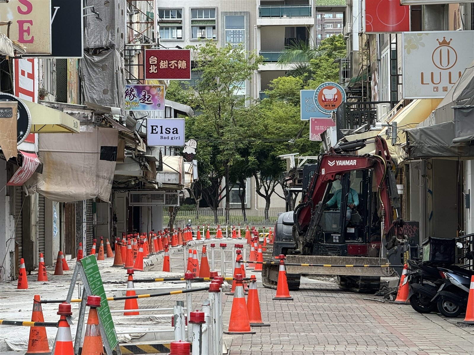 高市經發局5月啟動中央公園商圈硬體改造工程,鋪設玉竹街周邊路面、重整人行空間,夜間照明、入口意象與商圈美學全面升級。記者郭韋綺/攝影