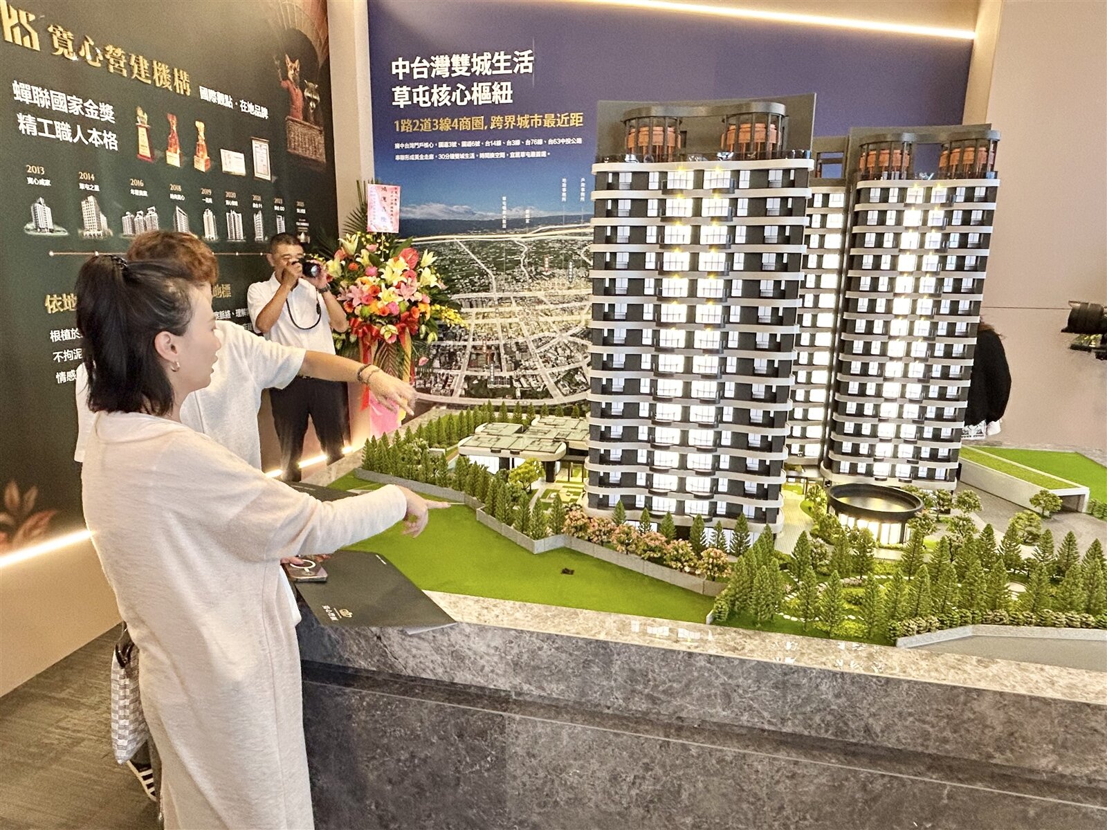 「寬心豐匯」吸引不少客戶預約賞屋，除了草屯在地客，還有來自台中的買家。記者宋健生/攝影 