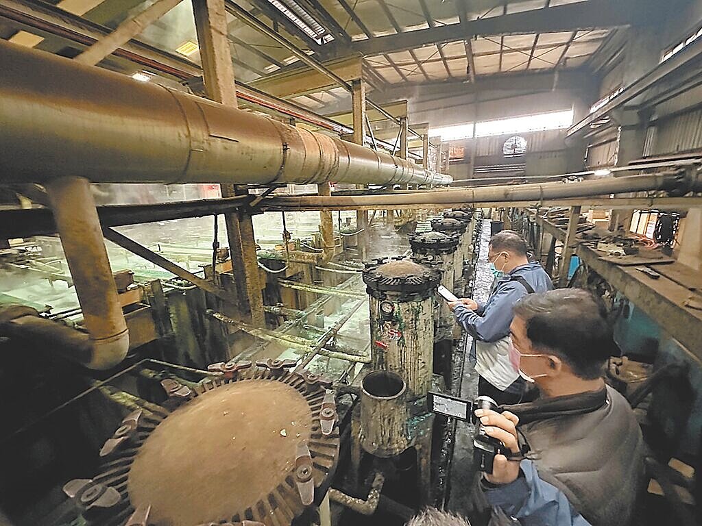 吳姓業者將含鎳廢液交由王姓、李姓等業者處理,竟將其排放到老街溪。圖/桃園市環保局提供