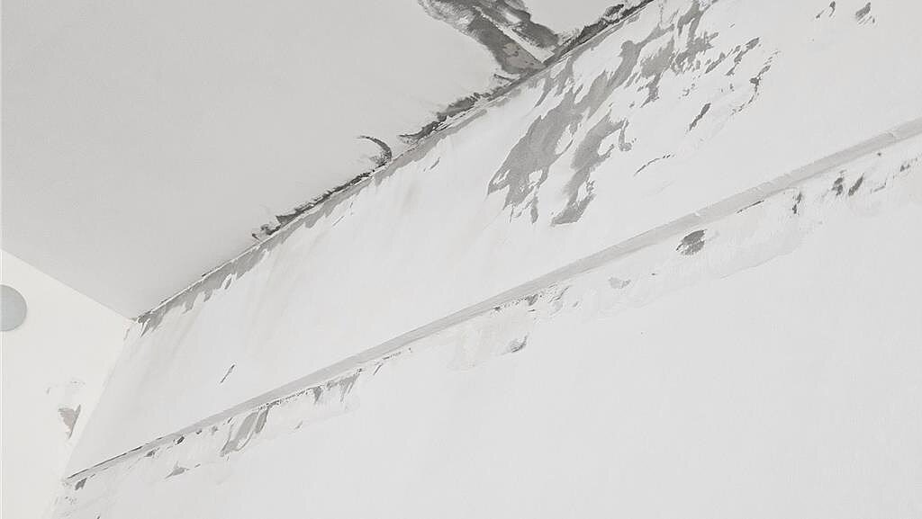 桃園航空城G17安置住宅驗屋,出現嚴重排水問題、空心地磚,牆面有多處裂縫等,民眾到場驗屋時相當傻眼。圖/游吾和提供